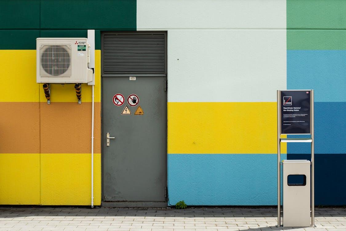 Exterior commercial air conditioning unit mounted on a building wall supporting cooling performance and energy efficiency